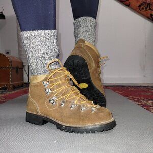 Leather hiking boots Vintage chic!